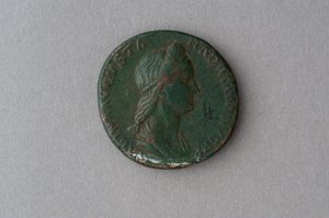 Sestertius of Vibia Sabina (برونزية)